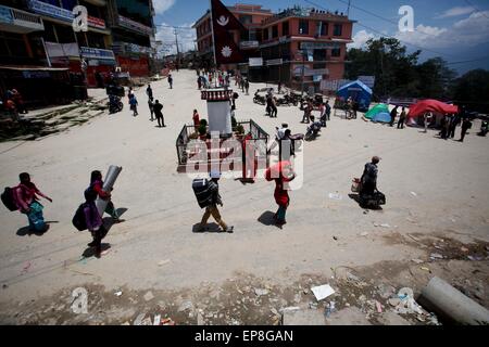 Le Népal, Dolakha. 15 mai, 2015. Les gens avec leurs effets personnels en lieu sûr vers la tête, Dolakha à environ 150 km de Katmandou, Népal, 15 mai 2015. Le nombre de morts dans un nouveau séisme puissant qui a secoué le Népal le mardi a grimpé à 117 et autour de 2, 760 autres blessés, la police du Népal a dit dans sa dernière mise à jour le Vendredi. Credit : Pratap Thapa/Xinhua/Alamy Live News Banque D'Images