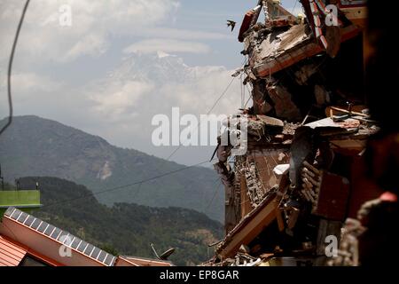 Le Népal, Dolakha. 15 mai, 2015. Une maison détruite est vue à la zone touchée par le séisme, Dolakha dans environ 150 km de Katmandou, Népal, 15 mai 2015. Le nombre de morts dans un nouveau séisme puissant qui a secoué le Népal le mardi a grimpé à 117 et autour de 2, 760 autres blessés, la police du Népal a dit dans sa dernière mise à jour le Vendredi. Credit : Pratap Thapa/Xinhua/Alamy Live News Banque D'Images