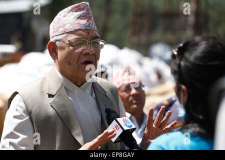 Le Népal, Dolakha. 15 mai, 2015. Ministre de l'Intérieur népalais Bamdev Gautam (L) reçoit une interview de l'agence de presse Xinhua correspondant au sujet de la situation des secours et de l'aide, de même que l'état des personnes dans, Dolakha à environ 150 km de Katmandou, Népal, 15 mai 2015. Le nombre de morts dans un nouveau séisme puissant qui a secoué le Népal le mardi a grimpé à 117 et autour de 2, 760 autres blessés, la police du Népal a dit dans sa dernière mise à jour le Vendredi. Credit : Pratap Thapa/Xinhua/Alamy Live News Banque D'Images