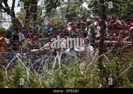 Le Népal, Dolakha. 15 mai, 2015. Les gens attendent pour les membres de leur famille et des proches à l'extérieur de l'armée népalaise en héliport, Dolakha à environ 150 km de Katmandou, Népal, 15 mai 2015. Le nombre de morts dans un nouveau séisme puissant qui a secoué le Népal le mardi a grimpé à 117 et autour de 2, 760 autres blessés, la police du Népal a dit dans sa dernière mise à jour le Vendredi. Credit : Pratap Thapa/Xinhua/Alamy Live News Banque D'Images