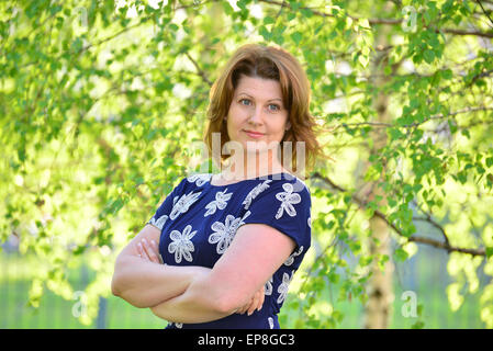 Femme élégante adultes sur la nature dans l'été Banque D'Images