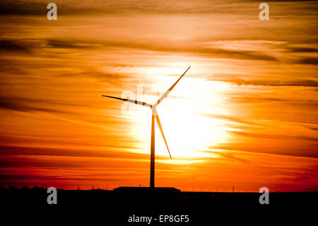 Éolienne au coucher du soleil dans le sud ouest de l'Idaho Banque D'Images