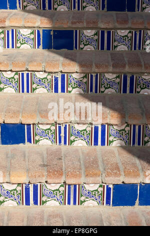 Escalier avec des carreaux de céramique à motifs Banque D'Images