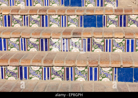 Escalier avec des carreaux de céramique à motifs Banque D'Images