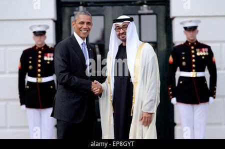 Washington, DC. 13 mai, 2015. Le président des États-Unis Barack Obama accueille Son Altesse Sheikh Mohamed Bin Zayed Al Nahyan, prince héritier d'Abu Dhabi, Adjoint au Commandant suprême de l'eau sur la pelouse Sud de la Maison Blanche le 13 mai 2015 à Washington, DC. Les hôtes du président Obama et les dirigeants des délégations du Conseil de coopération du Golfe pour le dîner dans la chambre Bleue. Crédit : Olivier Douliery/Piscine via CNP - PAS DE SERVICE DE FIL - Crédit : dpa/Alamy Live News Banque D'Images