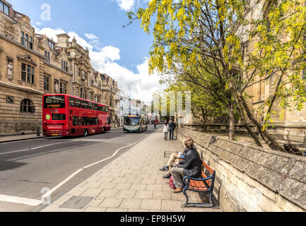 High Street, ou 'le haut' avec vue sur l'Oriel College's Bâtiment Rhodes (à gauche) à Oxford, Oxfordshire, England, UK. Banque D'Images