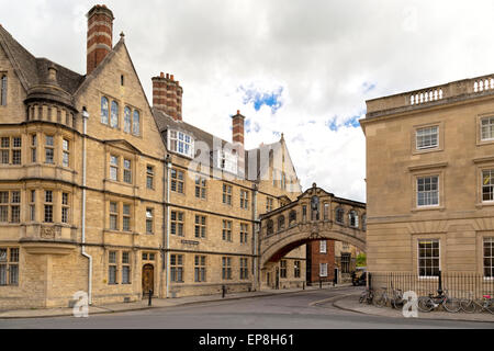 Vue sur le Pont des Soupirs, ou pont, Hertford Hertford College, New College Lane, Oxford, Angleterre, Oxfordshire, UK. Banque D'Images