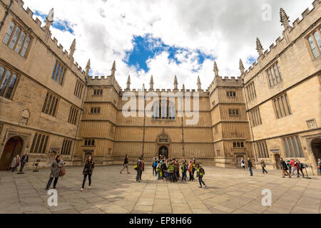 Vue sur la cour de la Bodleian Library, une des plus anciennes bibliothèques en Europe, Oxford, Angleterre, Oxfordshire, Royaume-Uni. Banque D'Images