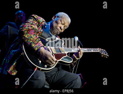 Photos de fichier : le musicien de blues B.B. KING (16 septembre 1925 - 14 mai 2015) dont le soleil brûlant et guitare chant sincère fait de lui l'idole de plusieurs générations de musiciens et de fans alors que ce qui lui a valu le surnom de "Roi du Blues", est décédé dans son sommeil à la maison à Las Vegas à l'âge de 89 ans. Sur la photo : 10 Oct 2009 - Detroit, Michigan, États-Unis - Musicien BB King fonctionne à la carte son, à l'intérieur de la MotorCity Casino. (Crédit Image : © Schilling de gènes/ZUMA Press) Banque D'Images