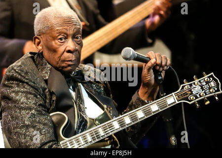 Photos de fichier : le musicien de blues B.B. KING (16 septembre 1925 - 14 mai 2015) dont le soleil brûlant et guitare chant sincère fait de lui l'idole de plusieurs générations de musiciens et de fans alors que ce qui lui a valu le surnom de "Roi du Blues", est décédé dans son sommeil à la maison à Las Vegas à l'âge de 89 ans. Photo:le 21 avril 2013 - Durham, Caroline du Nord, États-Unis - guitariste chanteur de blues BB King sur sa tournée 2013. © Andy Martin Jr./ZUMAPRESS.com/Alamy Live News Banque D'Images