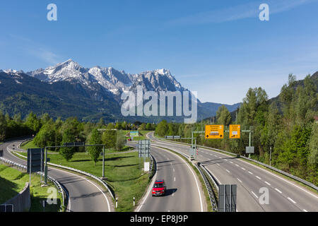 La route fédérale B2 à la sortie du tunnel de Farchant et l'entrée de la ville de Garmisch-Partenkirchen, du Wetterstein avec Banque D'Images