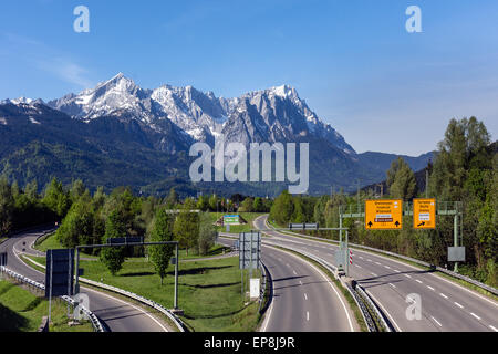 La route fédérale B2 à la sortie du tunnel de Farchant et l'entrée de la ville de Garmisch-Partenkirchen, du Wetterstein avec Banque D'Images