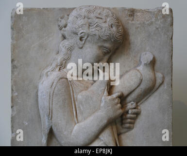 Stèle tombe d'une petite fille. Le Grec, ca. 450-440 BC. Elle se trouve sur l'île de Paros. Metropolitan Museum of Art de New York. USA. Banque D'Images