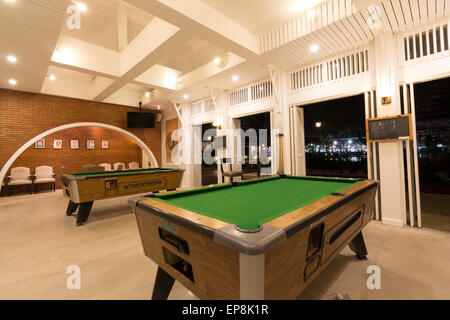 Salle de séjour avec une table de billard Banque D'Images