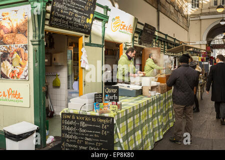 Food dans les marchés de St Nicholas à Bristol, Royaume Uni Banque D'Images