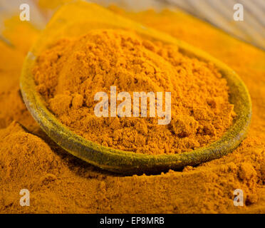 Poudre de curcuma sur une cuillère en bois. selective focus Banque D'Images