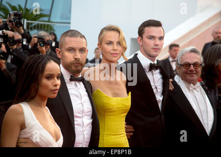 Acteurs Zoe Kravitz, Tom Hardy, Charlize Theron, Nicholas Hoult et réalisateur George Miller assister à la première de Mad Max : Fury Road à la 68e Assemblée annuelle du Festival du Film de Cannes au Palais des Festivals de Cannes, France, le 14 mai 2015. Photo : Hubert Boesl /dpa - PAS DE FIL - SERVICE Banque D'Images