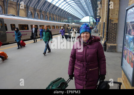 L'arrivée des passagers à la gare de Kings Cross, London Banque D'Images