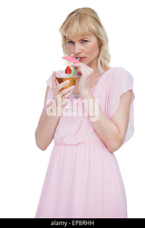 Jolie blonde woman drinking cocktail and looking at camera Banque D'Images