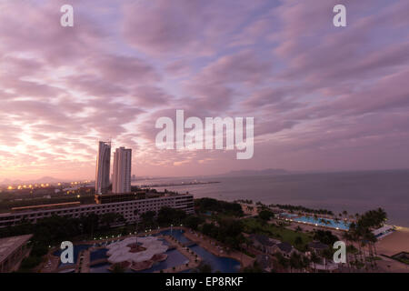 La ville de Pattaya Chonburi, Thaïlande, au coucher du soleil Banque D'Images