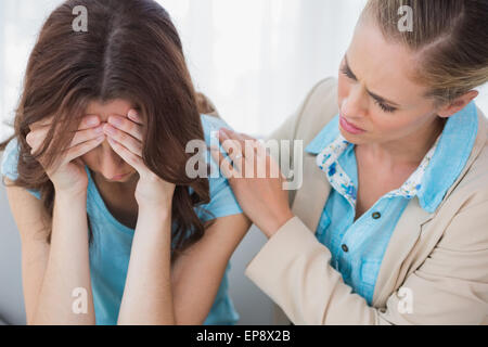 Femme en colère être réconforté par sa compréhension thérapeute Banque D'Images