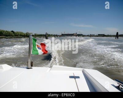 La vue depuis l'arrière d'un taxi de l'eau traversant la lagune de Venise sur le chemin de l'aéroport Marco Polo dans la ville Banque D'Images