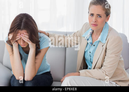 Worried woman être réconforté par sa compréhension thérapeute Banque D'Images