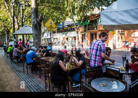 Les cafés en plein air, l'Avenue Pio Nono, Barrio Bellavista, Santiago, Chili Banque D'Images