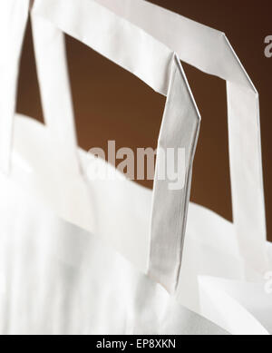 Close up of a white paper panier contre un fond brun. Banque D'Images