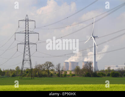 Éoliennes de production d'électricité par la centrale électrique alimentée au charbon Drax yorkshire royaume uni Banque D'Images