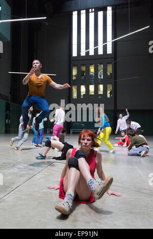 Londres, Royaume-Uni. 14 mai 2015. Sur la photo : dancers performing dans le Turbine Hall de la Tate Modern. BMW Tate Live : Si Tate Modern est le musée de la danse ? Le vendredi 15 et samedi 16 mai, la Tate Modern est temporairement transformé en musée de la danse (le musée de la danse) dirigé par le danseur et chorégraphe français Boris Charmatz. En tant que membre du groupe BMW Tate Live - Tate Modern's performance program - autour de 90 danseurs sont la prise en charge de la Tate Modern avec une série de performances autour de l'immeuble. Photo : Bettina Strenske Banque D'Images