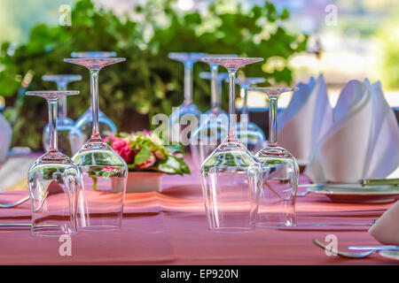 Table solennellement avec verres à vin, piscine Banque D'Images