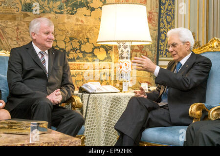 Rome, l'Allemagne. 15 mai, 2015. Le président italien Sergio Mattarella (R) reçoit le Premier Ministre de la Bavière, Horst Seehofer (CSU) à Rome, en Allemagne, le 15 mai 2015. Le chef du gouvernement est en visite officielle en Italie et se focalise sur la politique des réfugiés européens parmi d'autres sujets. Photo : Armin Weigel/dpa/Alamy Live News Banque D'Images