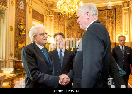 Rome, l'Allemagne. 15 mai, 2015. Le président italien Sergio Mattarella (L) reçoit le Premier Ministre de la Bavière, Horst Seehofer (CSU) à Rome, en Allemagne, le 15 mai 2015. Le chef du gouvernement est en visite officielle en Italie et se focalise sur la politique des réfugiés européens parmi d'autres sujets. Photo : Armin Weigel/dpa/Alamy Live News Banque D'Images