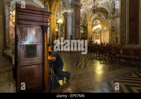 Homme à la confession, la cathédrale métropolitaine de Santiago (Catedral Metropolitana de Santiago), Plaza de Armas, Santiago, Chili Banque D'Images