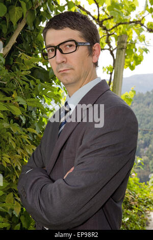 Portrait d'un jeune homme d'penser à lunettes, à l'extérieur Banque D'Images