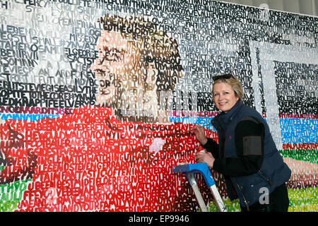 Portrait mural du capitaine sortant du Liverpool FC Steven Gerrard, Liverpool, Merseyside, Royaume-Uni mai 2015 le mur Stevie Gerrard est terminé. L’artiste Kara Strachan, originaire du Shropshire, ajoute le dernier détail pour rendre hommage à son œuvre murale, l’image de 8m x 4m qui célèbre ses 27 ans à Liverpool, pour marquer sa carrière avec le club de football que le journal local a commandé le « Gerrard Wall », où les fans et les familles pouvaient laisser leurs propres messages. L’histoire de carrière de Gerrard comprend trois coupes de Ligue, deux coupes de FA, une Coupe de l’UEFA et la victoire de la Ligue des Champions en 2005. Banque D'Images