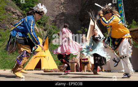 Radebeul, Allemagne. 15 mai, 2015. Gaehnew danseurs Printup (L-R), Nicole Jimerson, Jordan Smith, Hailey et Thomas Heath Hill de la nation indienne Oneida de la effectuer à Radebeul, Allemagne, 15 mai 2015. Le 24e Festival Karl May se déroule du 15 au 17 mai sous la devise '. Et paix sur la terre'. Photo : Arno Burgi/dpa/Alamy Live News Banque D'Images