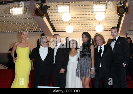 Cannes, France. 14 mai, 2015. CANNES, FRANCE - 14 MAI : Charlize Theron, George Miller, Tom Hardy, Zoe Kravitz, Courtney Eaton, Doug Mitchell et Nicholas Hoult assister à la "Max : Fury Road' Premiere annuelle lors de la 68e Festival de Cannes le 14 mai 2015 à Cannes, France. (Photo de Antonio Barros)/photo alliance © dpa/Alamy Live News Banque D'Images