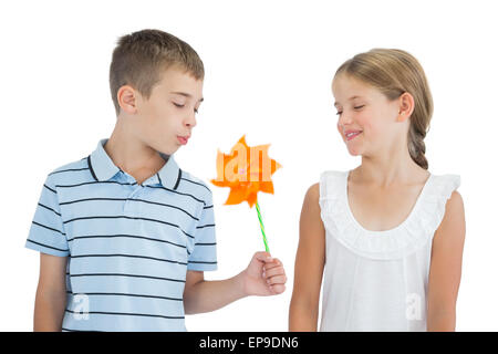Frère et sœur Pacifique jouant avec la roue crantée Banque D'Images