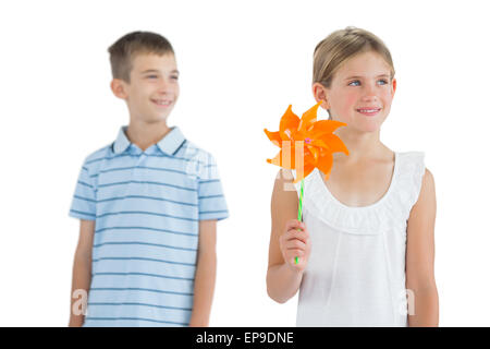 Pensive frère et sœur jouant avec la roue crantée Banque D'Images