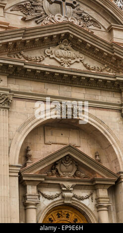 Détail de façade, la cathédrale métropolitaine de Santiago (Catedral Metropolitana de Santiago), Plaza de Armas, Santiago, Chili Banque D'Images