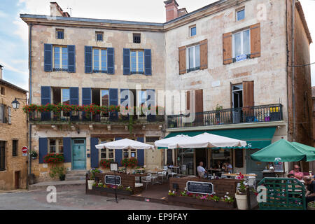 Café sur la place à Belvès, Dordogne, France Banque D'Images