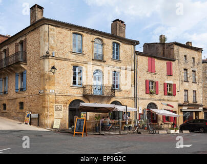 Café sur la place à Belvès, Dordogne, France Banque D'Images