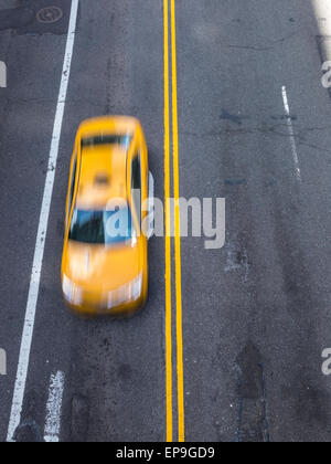 Excès de Yellow Taxi Cab, Midtown Manhattan Street, NYC Banque D'Images