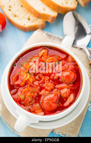 Soupe de légumes faite de tomates cerise, carotte, pomme de terre, le chou dans un bol Banque D'Images