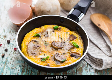 Des omelette aux champignons dans une casserole Banque D'Images