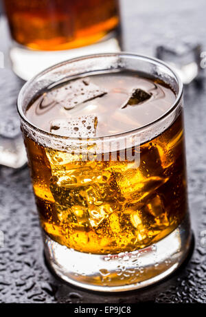 Boisson alcoolisée avec de la glace dans un verre Banque D'Images