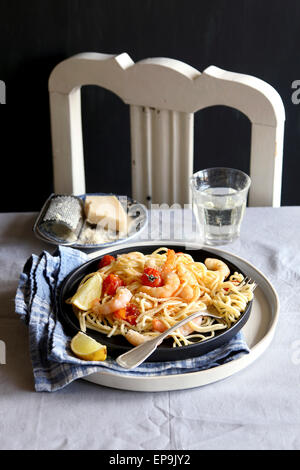 Spaghetti aux crevettes, tomates confites et parmesan Banque D'Images