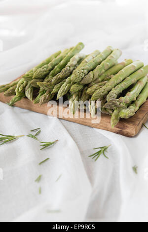 D'asperge sur une planche à découper. Banque D'Images